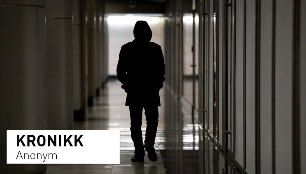– Til og med jeg er redd for konsekvensene av å snakke om min psykisk helse og tidligere arbeidssituasjon - selv når jeg er anonym. Så sterkt kan et tabu være.
Selv om du blir utsatt for umenneskelige arbeidsvilkår, føler du at det er din feil for at du blir syk, skriver en anonym tidligere doktorgradsstipendiat. – Til og med jeg er redd for konsekvensene av å snakke om min psykisk helse og tidligere arbeidssituasjon - selv når jeg er anonym. Så sterkt kan et tabu være.
Selv om du blir utsatt for umenneskelige arbeidsvilkår, føler du at det er din feil for at du blir syk, skriver en anonym tidligere doktorgradsstipendiat.