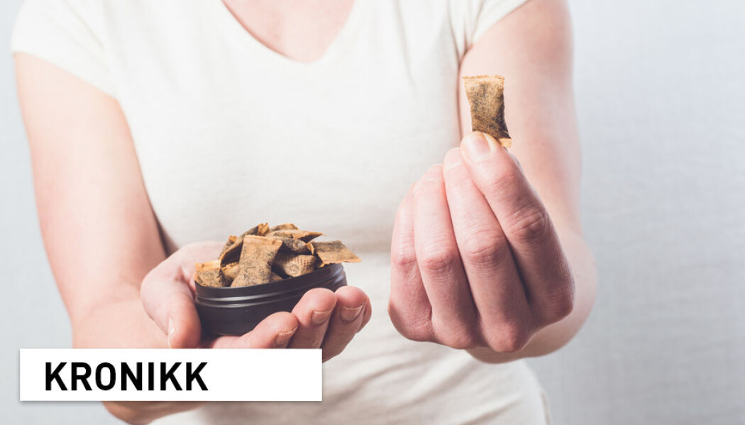 – Snus kan, i likhet med røyking, bli en viktigere og viktigere medvirkning til sosial ulikhet i helse i Norge. Selv om snus er mindre farlig enn røyking, kan vi ikke ignorere dette, skriver tre forskere. – Snus kan, i likhet med røyking, bli en viktigere og viktigere medvirkning til sosial ulikhet i helse i Norge. Selv om snus er mindre farlig enn røyking, kan vi ikke ignorere dette, skriver tre forskere.