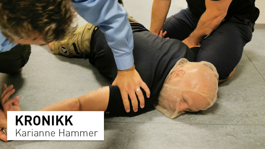 – Under øvelse var min kollega nær ved å besvime, da han ble lagt i mageleie og fikk masken tredd over hodet. Han er fysisk og psykisk frisk og godt vant med bryteøvelser, skriver Karianne Hammer. – Under øvelse var min kollega nær ved å besvime, da han ble lagt i mageleie og fikk masken tredd over hodet. Han er fysisk og psykisk frisk og godt vant med bryteøvelser, skriver Karianne Hammer.