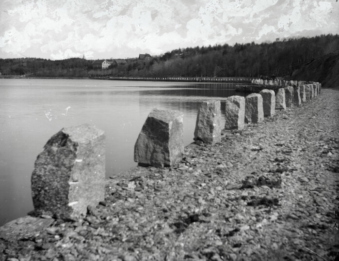 Kongssteinen endte opp som små stabbesteinen omkring Hillevågsvatnet Fotografiet er fra rundt år 1890. Kongssteinen endte opp som små stabbesteinen omkring Hillevågsvatnet Fotografiet er fra rundt år 1890.