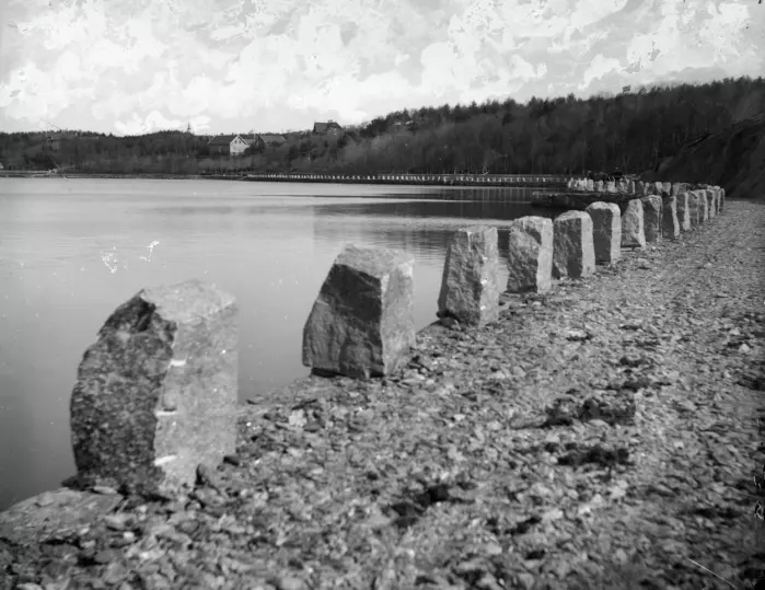Kongssteinen endte opp som små stabbesteinen omkring Hillevågsvatnet Fotografiet er fra rundt år 1890.