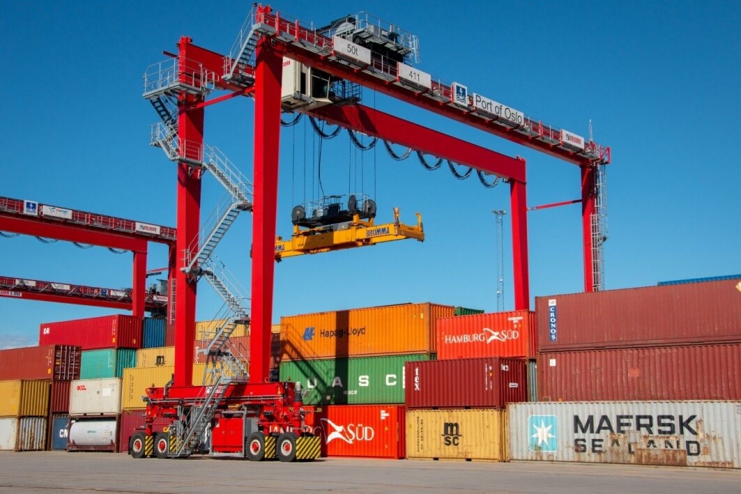 Havna kan påvirke landtransporten i en bærekraftig retning, men utnytter ikke muligheten. De som jobber på havna, er mer opptatt av sjøtransport. Havna kan påvirke landtransporten i en bærekraftig retning, men utnytter ikke muligheten. De som jobber på havna, er mer opptatt av sjøtransport.
