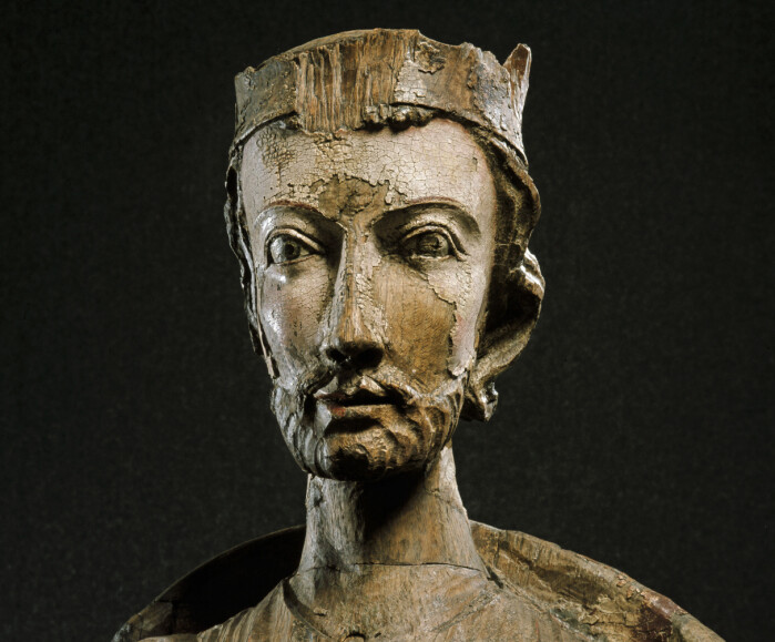 Denne figuren av St. Olav er fra Fresvik kirke og stammer fra rundt år 1250. Denne figuren av St. Olav er fra Fresvik kirke og stammer fra rundt år 1250.