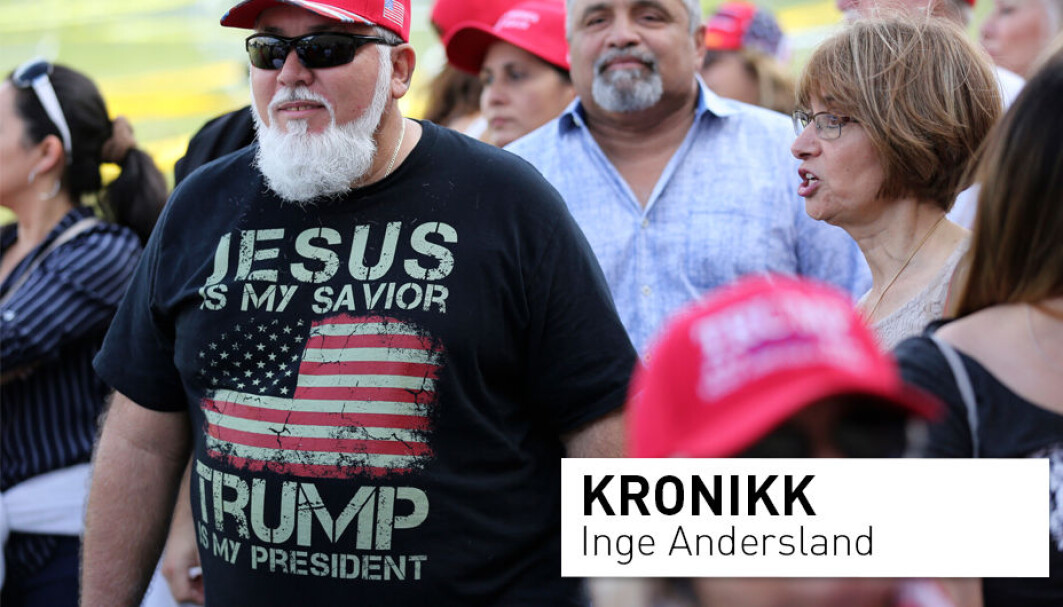 Slagordet «Jesus er min frelser - Trump er min president» ble brukt under det voldelige opprøret i Washington tidligere i år. Det fins en gruppe amerikanere som holder troen på Gud høyere enn rettsvesenet og grunnloven, skriver Inge Andersland. Her ser vi slagordet brukt på et møte for evangelisk kristne Donald Trump holdt ved King Jesus International Ministry-kirken i 2020. Slagordet «Jesus er min frelser - Trump er min president» ble brukt under det voldelige opprøret i Washington tidligere i år. Det fins en gruppe amerikanere som holder troen på Gud høyere enn rettsvesenet og grunnloven, skriver Inge Andersland. Her ser vi slagordet brukt på et møte for evangelisk kristne Donald Trump holdt ved King Jesus International Ministry-kirken i 2020.