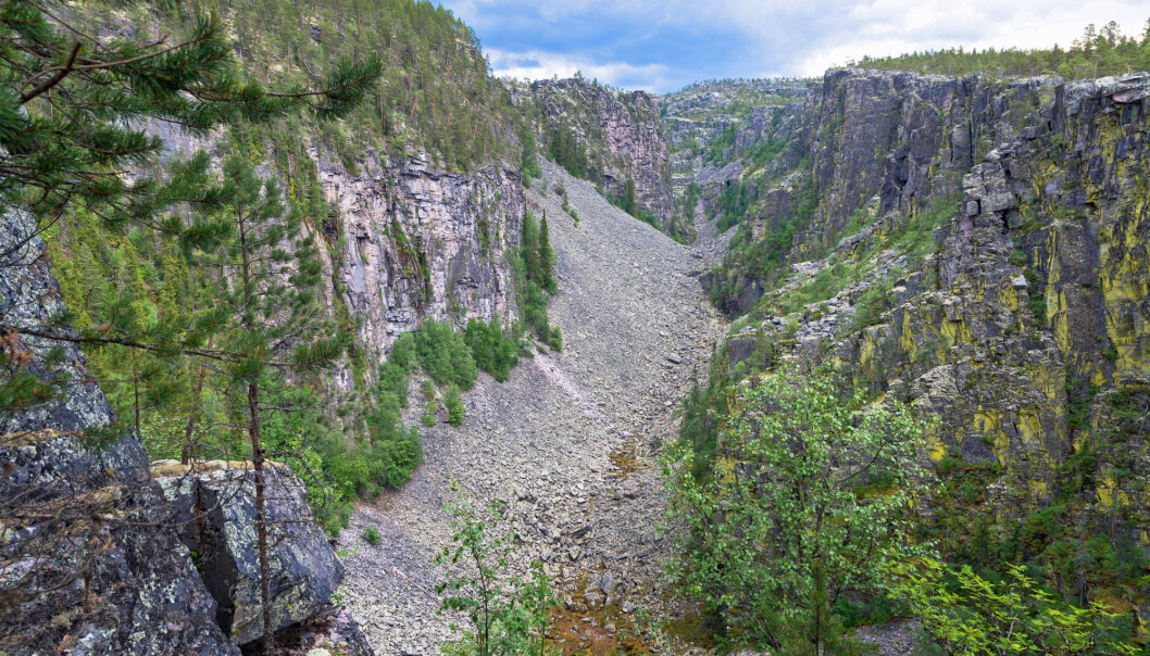 Jutulhogget er antatt å ha blitt skapt av flommen fra Nedre Glomsjø. Jutulhogget er antatt å ha blitt skapt av flommen fra Nedre Glomsjø.