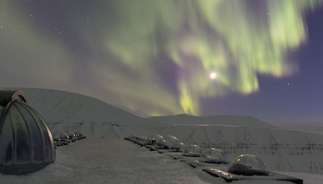 På Svalbard kan man observere nordlyset både om natten og dagen gjennom mørketida. Her ser vi nordlyset danse over Kjell Henriksen Observatoriet på Svalbard. På Svalbard kan man observere nordlyset både om natten og dagen gjennom mørketida. Her ser vi nordlyset danse over Kjell Henriksen Observatoriet på Svalbard.