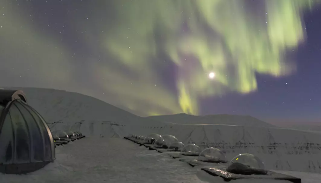 På Svalbard kan man observere nordlyset både om natten og dagen gjennom mørketida. Her ser vi nordlyset danse over Kjell Henriksen Observatoriet på Svalbard.