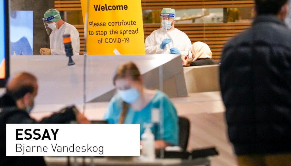 Norge har aldri tatt en skikkelig diskusjon om valg av strategi for håndtering av koronapandemien. Sånn sett er det kanskje større likheter mellom Norge og Sverige enn ulikheter, mener Bjarne Vandeskog. Her fra koronatestsenteret på Oslo lufthavn, Gardermoen.