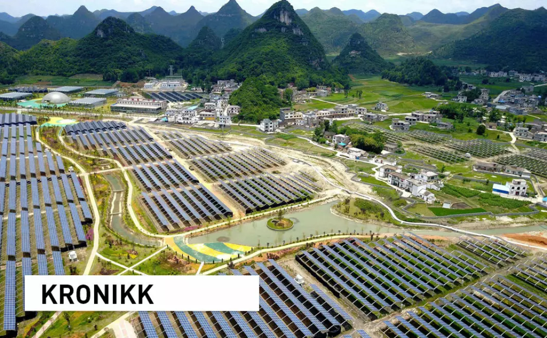 Kina har en voldsom satsing på sol- og vindkraft, og alt de gjør, gjør de i stor skala. Når Kina satser, spiller det derfor en rolle for resten av verden, skriver kronikkforfatterne. Her fra et solkraftanlegg i Kinas sørvestlige Guizhou-provins.