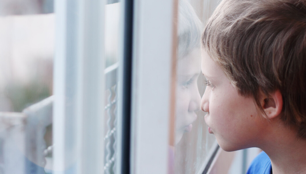 Både sjeldne genfeil og vanlige genvarianter kan gi økt risiko for autisme. Men gentesting har både fordeler og ulemper. Mange er redde for at funn på en gentest kan bli brukt mot dem av for eksempel forsikringsselskaper, selv om dette er forbudt, skriver forskere ved Universitetet i Oslo og Oslo universitetssykehus. Både sjeldne genfeil og vanlige genvarianter kan gi økt risiko for autisme. Men gentesting har både fordeler og ulemper. Mange er redde for at funn på en gentest kan bli brukt mot dem av for eksempel forsikringsselskaper, selv om dette er forbudt, skriver forskere ved Universitetet i Oslo og Oslo universitetssykehus.