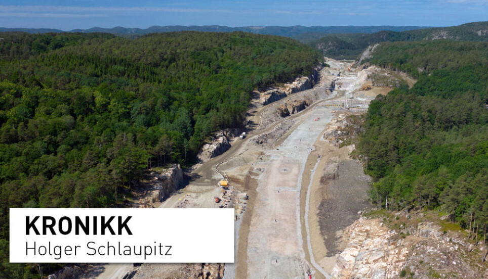 Jernbaneutbygging skaper i likhet med annen stor infrastrukturutbygging klimagassutslipp og naturødeleggelser. Men konsekvensene er verre når det bygges ut motorvei, og særlig når det bygges ut motorvei i tillegg til jernbane, mener Naturvernforbundet. Her fra utbyggingen av E39.