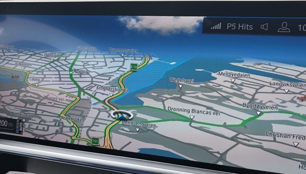 Geofence-teknologi sender informasjon om trafikkregler og kjøreforhold direkte til bilen. Hybridbiler som kjører inn i lavutslippsområder kan få beskjed om å bytte til elektrisk drift. Illustrasjonen viser dashbord i en ny BMW hybridbil, de grønne linjene indikerer lavutslippssoner. Geofence-teknologi sender informasjon om trafikkregler og kjøreforhold direkte til bilen. Hybridbiler som kjører inn i lavutslippsområder kan få beskjed om å bytte til elektrisk drift. Illustrasjonen viser dashbord i en ny BMW hybridbil, de grønne linjene indikerer lavutslippssoner.