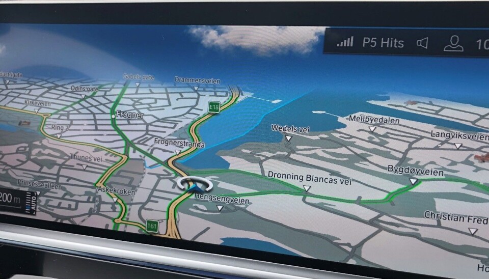 Geofence-teknologi sender informasjon om trafikkregler og kjøreforhold direkte til bilen. Hybridbiler som kjører inn i lavutslippsområder kan få beskjed om å bytte til elektrisk drift. Illustrasjonen viser dashbord i en ny BMW hybridbil, de grønne linjene indikerer lavutslippssoner.
