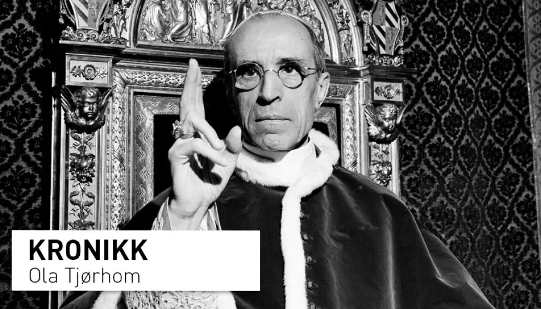 Professor Ola Tjørhom har kritisert den katolske utgivelsen Segl for å ha graverende mangler om den katolske kirkes forhold til jødedommen. Tjørhom trekker blant annet frem pave Pius XII (avbildet) som var pave under hele Andre verdenskrig, og som Tjørhom beskriver som «gjennomgående taus overfor jødeforfølgelsene». Professor Ola Tjørhom har kritisert den katolske utgivelsen Segl for å ha graverende mangler om den katolske kirkes forhold til jødedommen. Tjørhom trekker blant annet frem pave Pius XII (avbildet) som var pave under hele Andre verdenskrig, og som Tjørhom beskriver som «gjennomgående taus overfor jødeforfølgelsene».