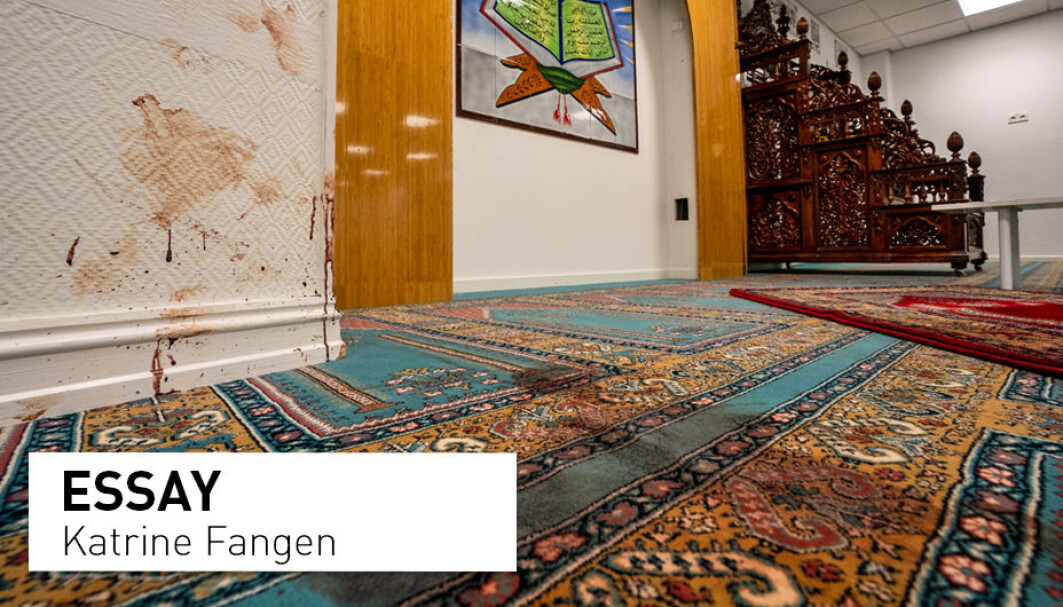 I terrorhandlinger ser vi de ytterste konsekvensene av antimuslimske, rasistiske konspirasjonsteorier, skriver professor Katrine Fangen. Avbildet: Blodige spor etter basketaket som fulgte Philip Manshaus' terrorangrep på moskeen Al-Noor Islamic Centre i Bærum 2019. I terrorhandlinger ser vi de ytterste konsekvensene av antimuslimske, rasistiske konspirasjonsteorier, skriver professor Katrine Fangen. Avbildet: Blodige spor etter basketaket som fulgte Philip Manshaus' terrorangrep på moskeen Al-Noor Islamic Centre i Bærum 2019.