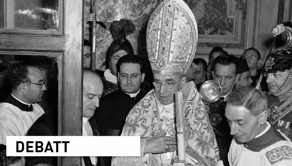 I klagen dokumenterer vi at minst 17 av artiklene i SEGL 2020 på ulike måter omtaler og behandler katolsk antijudaisme gjennom historien, skriver innsenderne. Avbildet: Pave Pius XII som var pave under Andre verdenskrig og hvis holdninger til Nazi-Tyskland og jødeutryddelsen har vært omdiskutert.