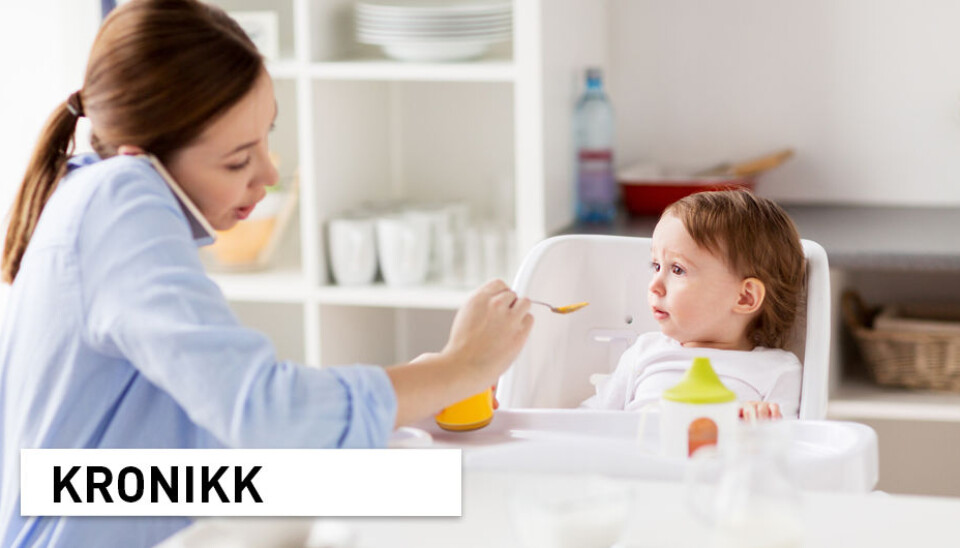 «Multitasking» har blitt en sentral del av samfunnet vårt, ved at vi er effektive og fikser flere ting samtidig. Men bør vi «multitaske» også under familiemåltidet? Er det så farlig om en svarer på et par mail mens ettåringen spiser? En ny studie kan gi svar.