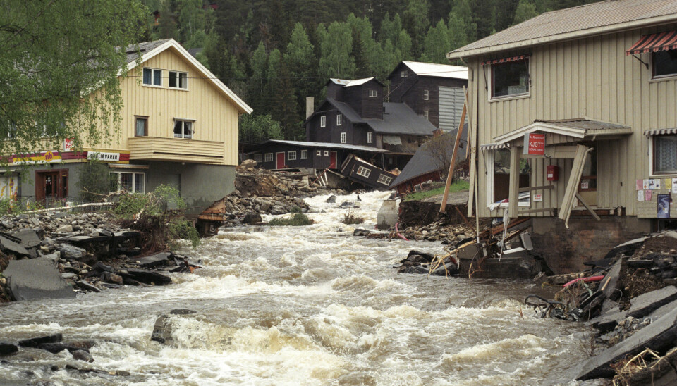 Snøsmelting og regn forårsaket flommen i Gudbrandsdalen i 1995. Bildet viser Tretten etter at Moksa, en sideelv til Gudbrandsdalslågen, har funnet seg et nytt løp gjennom sentrum.