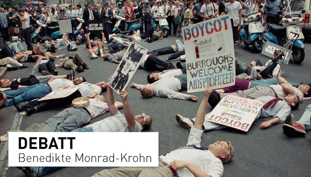 I september 1989 la demonstranter seg ned foran børsen i New York for å protestere mot de høye prisene på AIDS-medisiner som førte til at mange ikke fikk mulighet til livreddende behandling. Trenger vi liknende protester for at ME-syke skal få behandling i dag? I september 1989 la demonstranter seg ned foran børsen i New York for å protestere mot de høye prisene på AIDS-medisiner som førte til at mange ikke fikk mulighet til livreddende behandling. Trenger vi liknende protester for at ME-syke skal få behandling i dag?