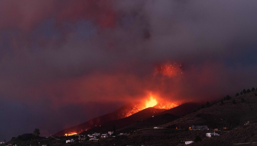 Vulkanutbruddet på La Palma kan se spektakulært ut på kveldstid, med små eksplosjoner, men karakteriseres mest av at lavaen strømmer sakte men sikkert nedover skråningen. Vulkanutbruddet på La Palma kan se spektakulært ut på kveldstid, med små eksplosjoner, men karakteriseres mest av at lavaen strømmer sakte men sikkert nedover skråningen.