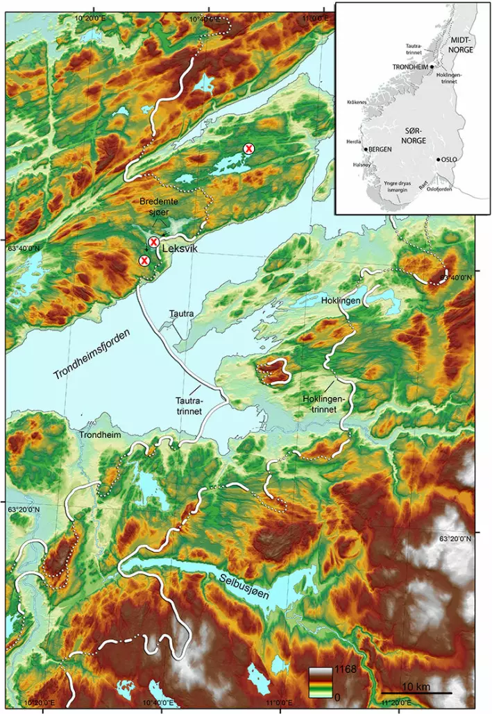 Figur 1. Høydemodell over sentrale deler av Trondheimsfjorden, med brerandtrinn, bresjøer i Leksvik og studerte basseng (røde kryss). Norgeskartet viser hvordan isdekket lå over landet.