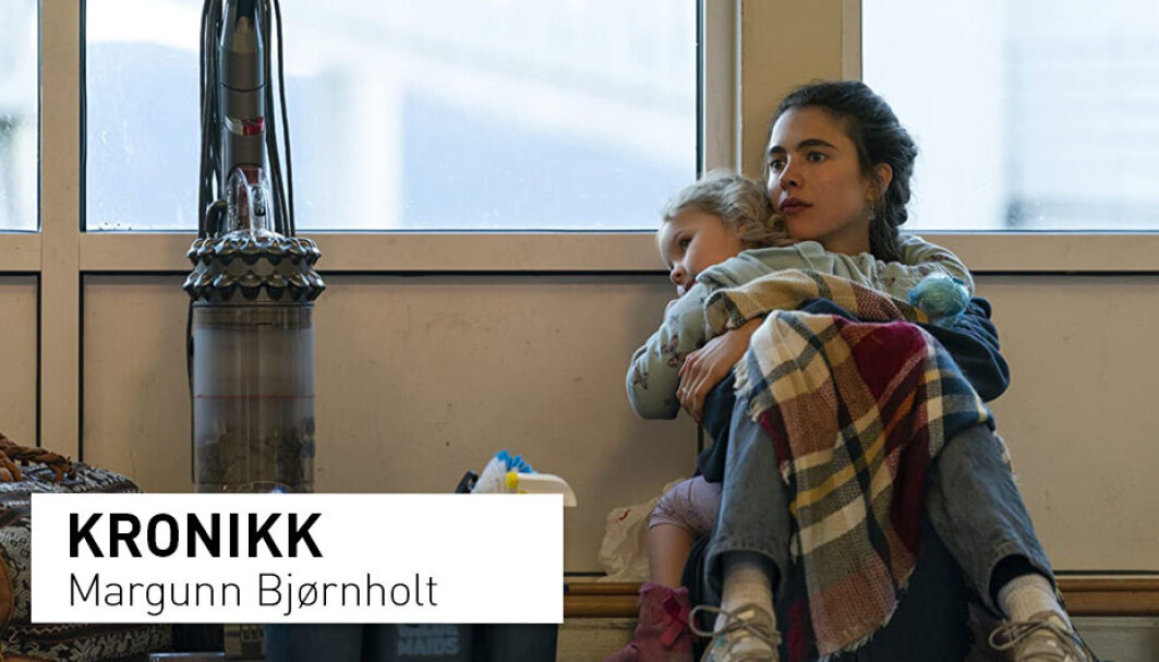 I Netflix-serien Maid må småbarnsmoren Alex (spilt av Margaret Qualley) komme seg bort fra en voldelig mann. For de fleste voldsutsatte mødre i Norge i dag vil det ikke være en realistisk mulighet å komme seg vekk, skriver professor Margunn Bjørnholt. I Netflix-serien Maid må småbarnsmoren Alex (spilt av Margaret Qualley) komme seg bort fra en voldelig mann. For de fleste voldsutsatte mødre i Norge i dag vil det ikke være en realistisk mulighet å komme seg vekk, skriver professor Margunn Bjørnholt.