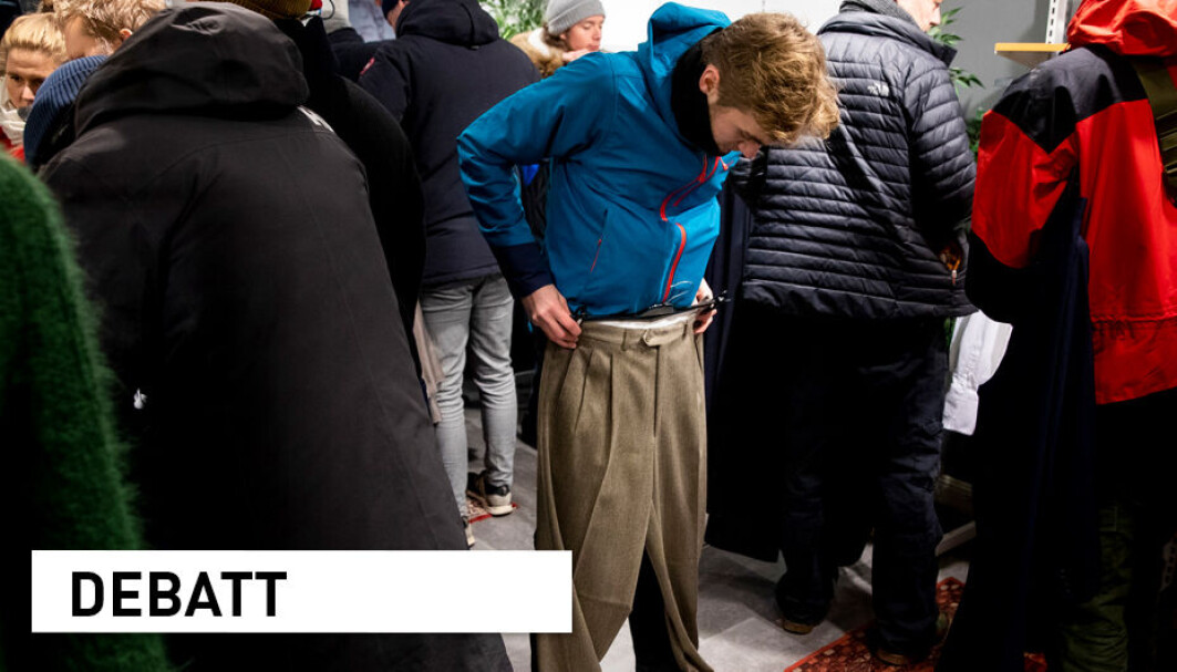 Som forskere har vi et særlig ansvar for ikke å spre feilinformasjon og for å sørge for at kildene vi bruker er til å stole på. De mange uriktige påstander om klærs egenskaper og miljøbelastning er uheldige, skriver innleggsforfatterne. Som forskere har vi et særlig ansvar for ikke å spre feilinformasjon og for å sørge for at kildene vi bruker er til å stole på. De mange uriktige påstander om klærs egenskaper og miljøbelastning er uheldige, skriver innleggsforfatterne.