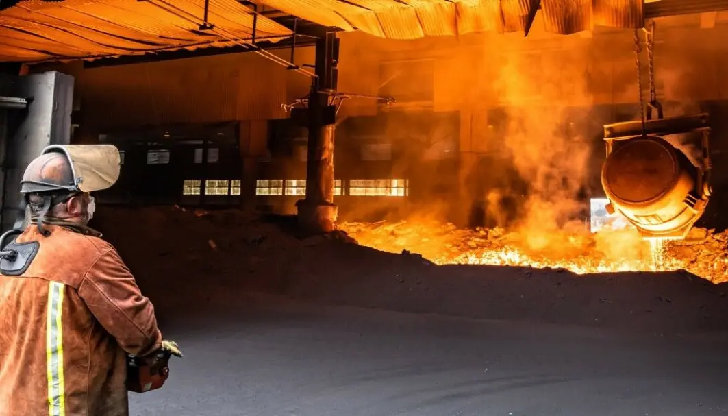 Smelteverket i Finnfjord har stått for så mye som en tredjedel av alle CO2-utslipp i Troms fylke. Ved hjelp av kreativ nytenking og godt samarbeid med noen av naturens minste skapninger går det mot en dramatisk vending av denne statusen. Smelteverket i Finnfjord har stått for så mye som en tredjedel av alle CO2-utslipp i Troms fylke. Ved hjelp av kreativ nytenking og godt samarbeid med noen av naturens minste skapninger går det mot en dramatisk vending av denne statusen.