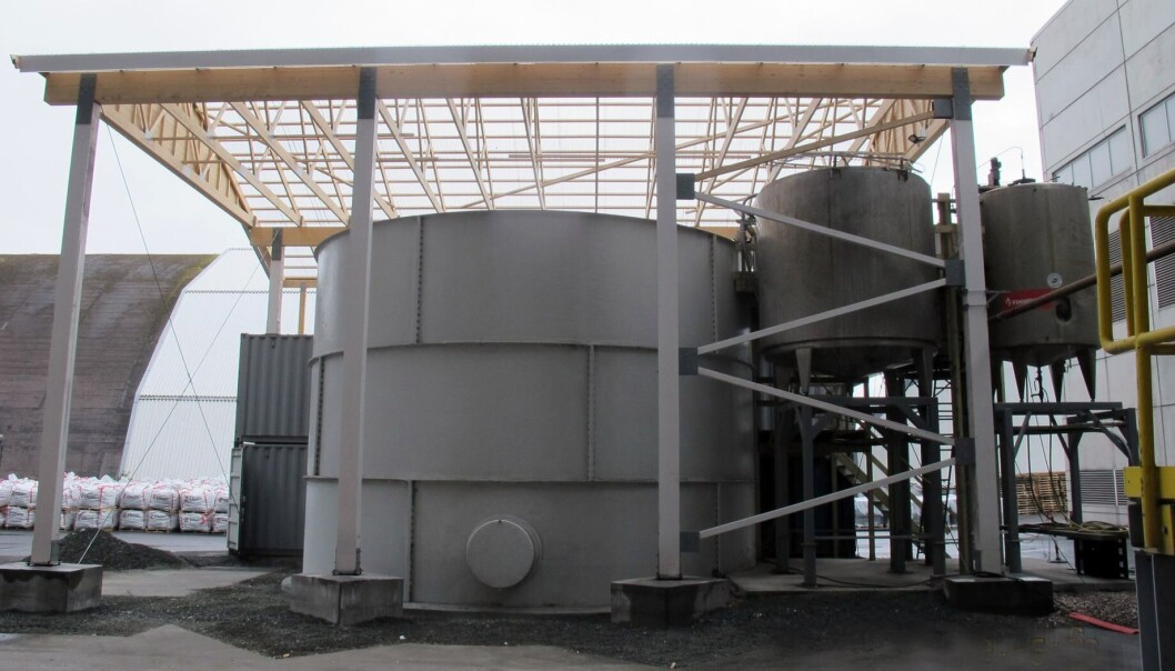 Bioreaktorene i Finnfjord. Den største tanken har kapasitet på 300 000 liter og antallet alger dobles hver dag, med fabrikkrøyk som mat. Bioreaktorene i Finnfjord. Den største tanken har kapasitet på 300 000 liter og antallet alger dobles hver dag, med fabrikkrøyk som mat.