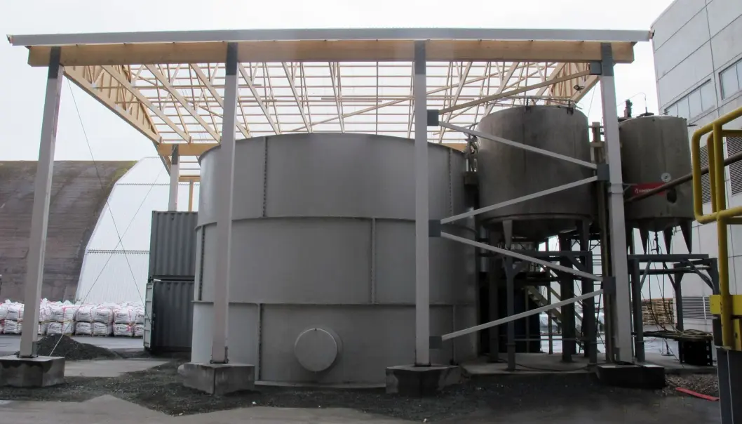 Bioreaktorene i Finnfjord. Den største tanken har kapasitet på 300 000 liter og antallet alger dobles hver dag, med fabrikkrøyk som mat. Bioreaktorene i Finnfjord. Den største tanken har kapasitet på 300 000 liter og antallet alger dobles hver dag, med fabrikkrøyk som mat.