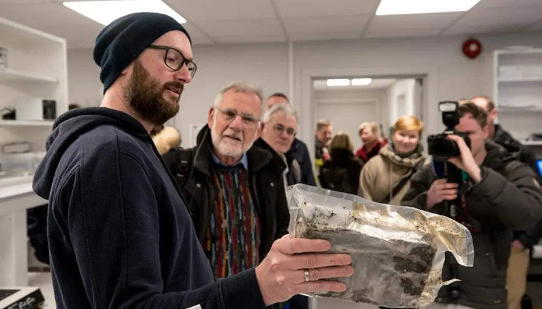 Slik ser algebiomassen ut. Forsker og biolog Richard Ingebrigtsen leder algeprosjektet, og viser her frem en stor klump med produktet på åpningen av det nye forskningslaboratoriet til UiT på Finnfjord. Slik ser algebiomassen ut. Forsker og biolog Richard Ingebrigtsen leder algeprosjektet, og viser her frem en stor klump med produktet på åpningen av det nye forskningslaboratoriet til UiT på Finnfjord.