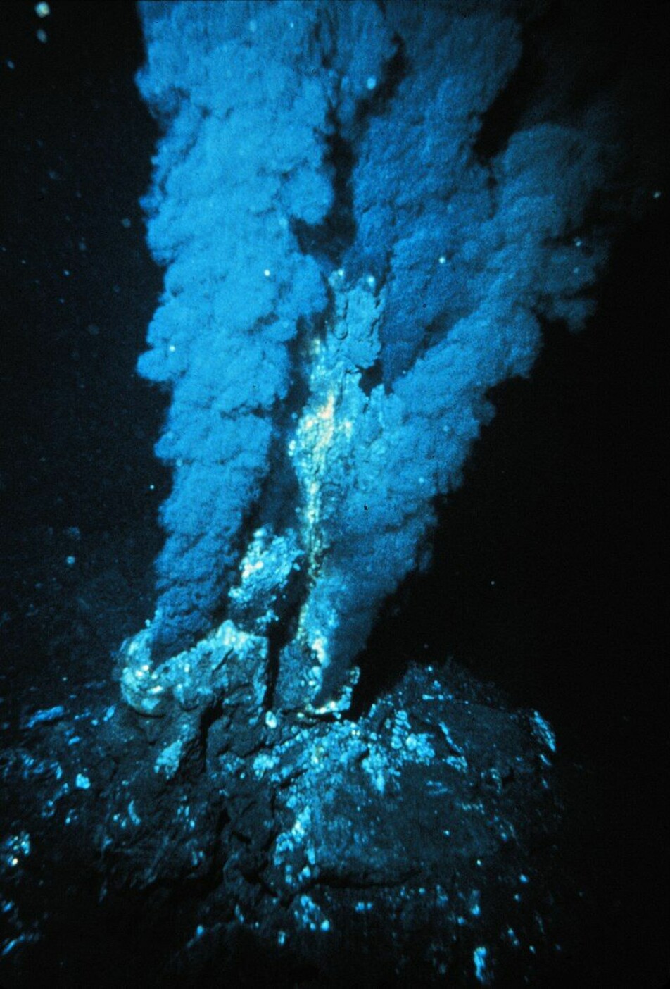 En «black smoker» er hydrotermisk skorstein på havbunnen som dannes av mineraler som blir utfelt når det varme vannet fra den vulkanske aktiviteten i undergrunnen møter det kalde sjøvannet.