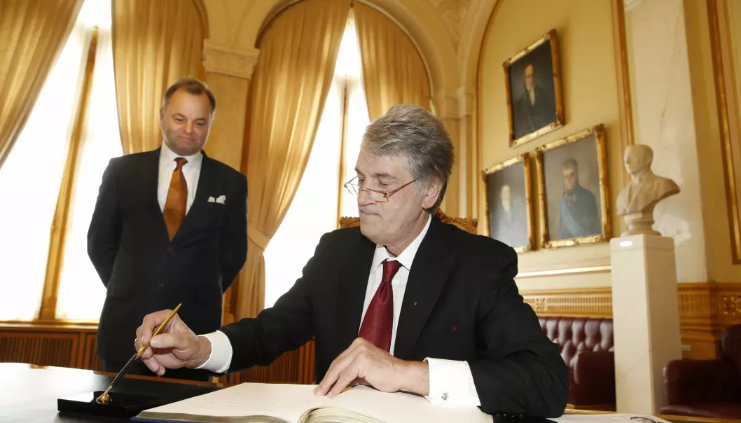 Ukrainas tidligere president Viktor Jusjtsjenko besøkte i 2015 Norge. Her signerer han gjesteprotokollen i Stortinget under påsyn av stortingspresident Olemic Thommessen.