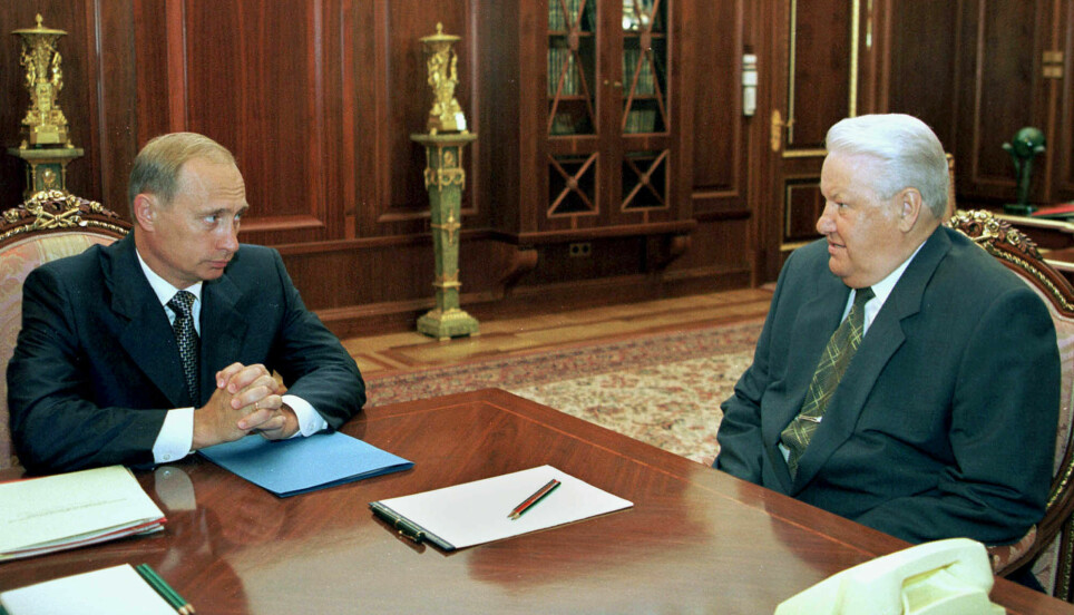 9. august 1999 ble Vladimir Putin utnevnt til statsminister av president Boris Yeltsin. Senere samme år trakk Yeltsin seg og Putin ble president.