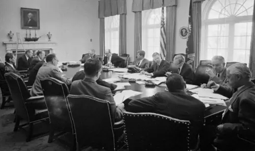 President John F. Kennedy i møte med USAs sikkerhetsråd i forbindelse med Cuba-krisa.