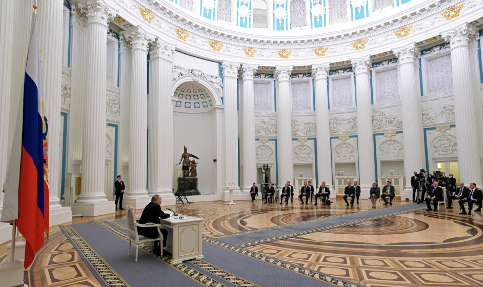 President Vladimir Putin leder et møte i Russlands sikkerhetsråd 21. februar 2022.