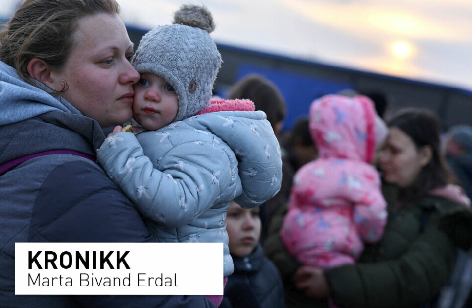 Rapporter fra grenseovergangene forteller at ukrainske grensevakter er overveldet av folkemengdene, og har prioritert ukrainske kvinner og barn, og latt utenlandske statsborgere, spesielt fra utenfor Europa, vente. Men det er nyanser til de berettigede påstandene om opplevd rasisme, skriver Marta Bivand Erdal. Avbildet: Ukrainske kvinner og barn som ankommer en flyktningleir i Przemysl, Polen.