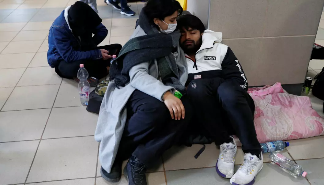Indiske studenter hviler på togstasjonen i Zahony, Ungarn, etter å ha flyktet fra Ukraina.