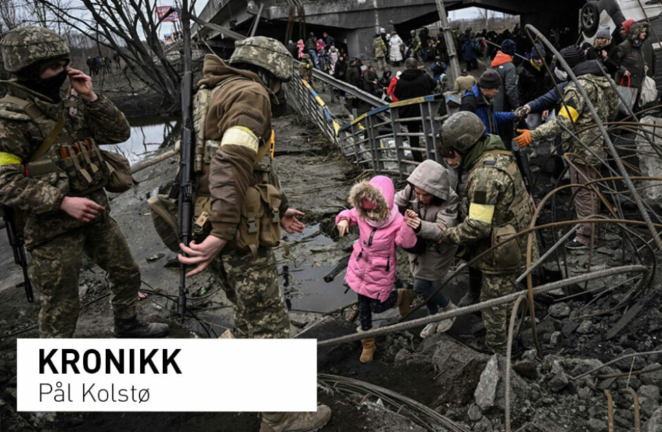 Svært mange russere ser på ukrainere ikke bare som sine naboer, men som sine brødre, skriver Pål Kolstø. Avbildet: Folk i byen Iprin, norvest for Kyiv, flykter fra angrepene 5. mars.