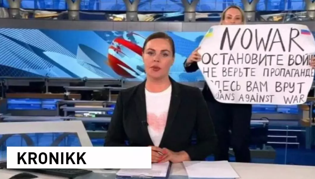 Redaktør Marina Ovsyannikova bryter inn i Russlands mest populære kveldsnyhetssending med en plakat med skriften «Stopp krigen. Ikke tro propagandaen. Her lyver de for deg.» 14. mars i år. Hun skal siden ha blitt arrestert.