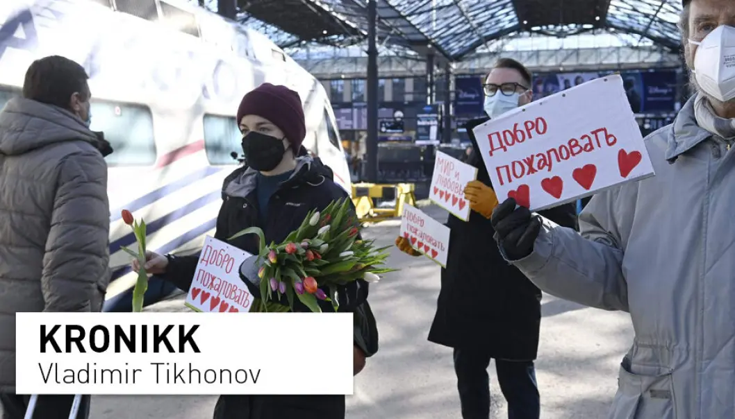 Å bli en eksplisitt krigsmotstander i dagens Russland er nesten det samme som å bli en dissident i sovjettiden. Derfor vil flere forsøke å ta seg ut av Russland, tror Vladimir Tikhonov. Avbildet: Folk tar imot passasjerer fra St. Petersburg på togstasjonen i Helsinki med velkomsthilsener og fredsbudskap. Toglinjen er en av de siste mellom Russland og EU som er åpne. Å bli en eksplisitt krigsmotstander i dagens Russland er nesten det samme som å bli en dissident i sovjettiden. Derfor vil flere forsøke å ta seg ut av Russland, tror Vladimir Tikhonov. Avbildet: Folk tar imot passasjerer fra St. Petersburg på togstasjonen i Helsinki med velkomsthilsener og fredsbudskap. Toglinjen er en av de siste mellom Russland og EU som er åpne.