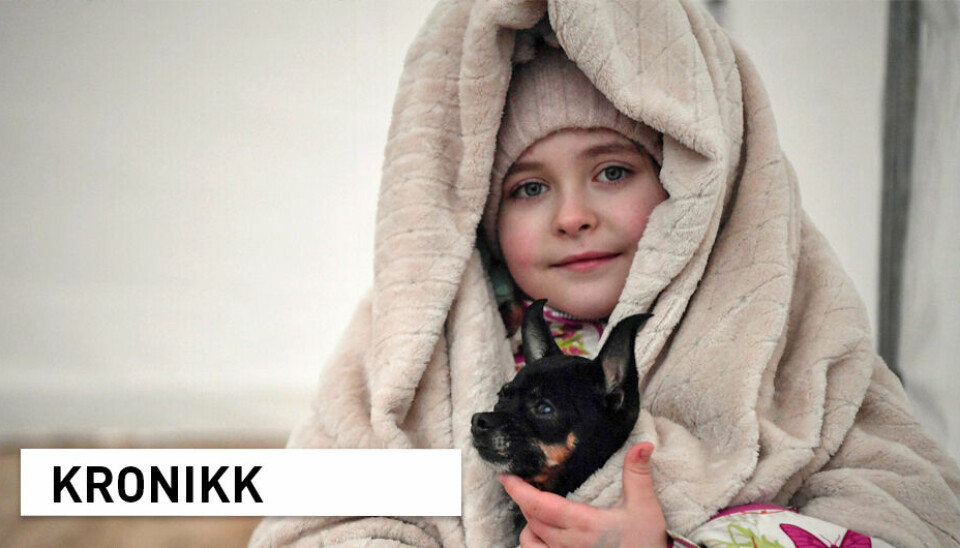 Alle trenger ikke å sette i gang noe eget for å hjelpe flyktninger fra krigen i Ukraina, skriver kronikkforfatterne. Avbildet: Et barn venter på transport videre fra grensen mellom Polen og Ukraina.