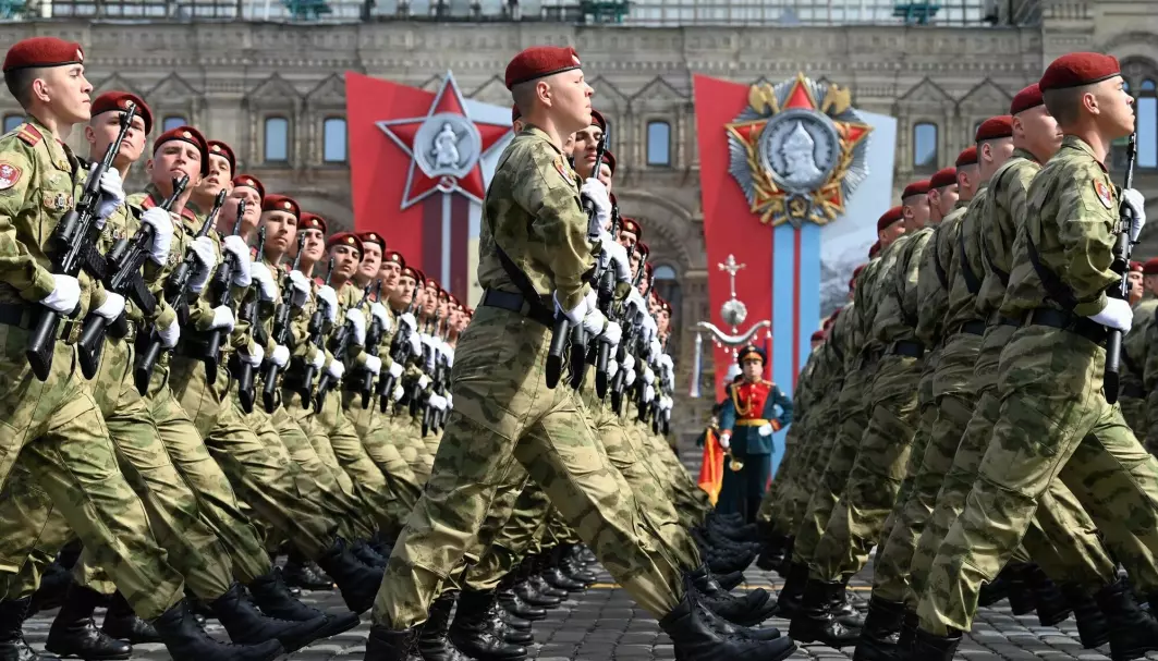 Russiske soldater øver i forkant av seiersdag-markeringen i Moskva 9. mai 2022.
