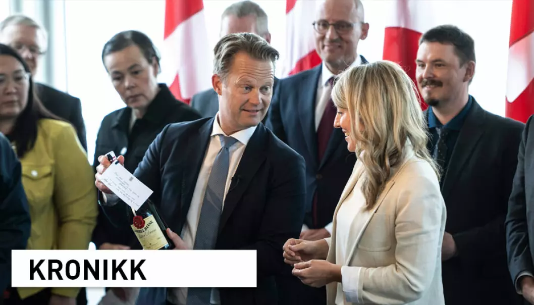 Canada har nå fått sin første landegrense mot Europa. Danmarks utenriksminister Jeppe Kofod og Canadas utenriksminister Melanie Joly utveksler alkoholholdige gaver i forbindelse med avtalesignering, helt i tråd med konflikten som nå er løst.