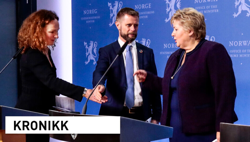 Koronahåndteringen satte ekspertene i sentrum for politiske beslutninger. Avbildet: Bent Høie forsøker å hindre Camilla Stoltenberg i å bryte reglene for håndhilsing med Erna Solberg.