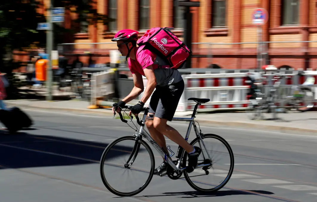 Den raskeste måten å sikre de som jobber for Foodora og Wolt, er å gi selskapene lovlig rett og plikt til å instruere sine bud om å bruke sikkerhetsutstyr. Den raskeste måten å sikre de som jobber for Foodora og Wolt, er å gi selskapene lovlig rett og plikt til å instruere sine bud om å bruke sikkerhetsutstyr.