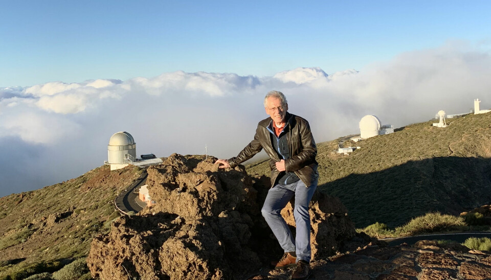 På toppen av La Palma 2000 meter over havet ligger teleskopene på rette og rad. Det nordiske optiske teleskopet til venstre i bildet og professor Steinar Thorvaldsen i front.