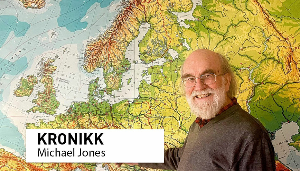 Professor emeritus Michael Jones forklarer hvorfor det ikke er så lett å svare på hvor mange land det er i Europa. Han står foran et Europa-kart fra 1960, da det var 15 færre selvstendige land i Europa enn i dag.