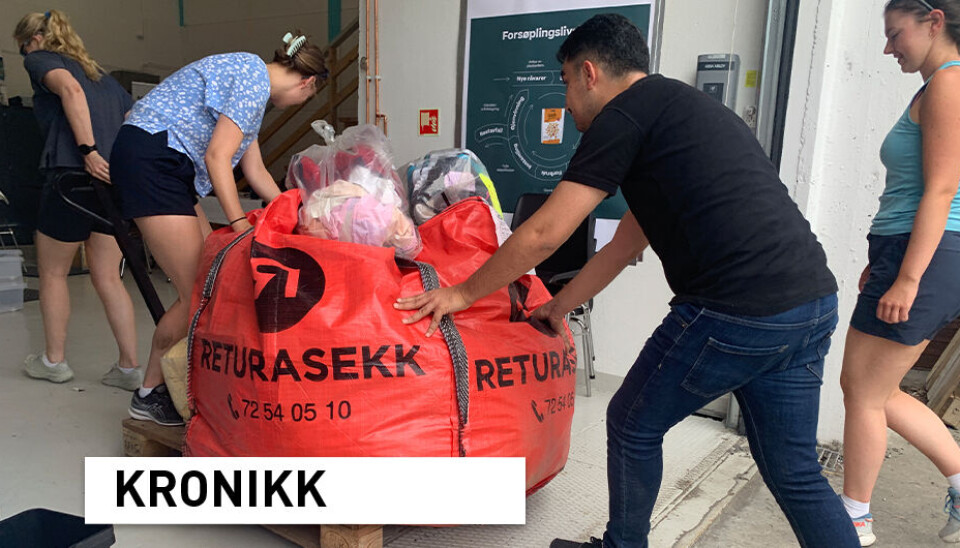 Siri Vestengen (NTNU) og Eva Hovda (NTNU) drar i den store sekken med tekstilavfall, mens Saeid Sheikhi (Høyskolen Kristiania) dytter og Camilla Sunde (UiO) betrakter det hele.
