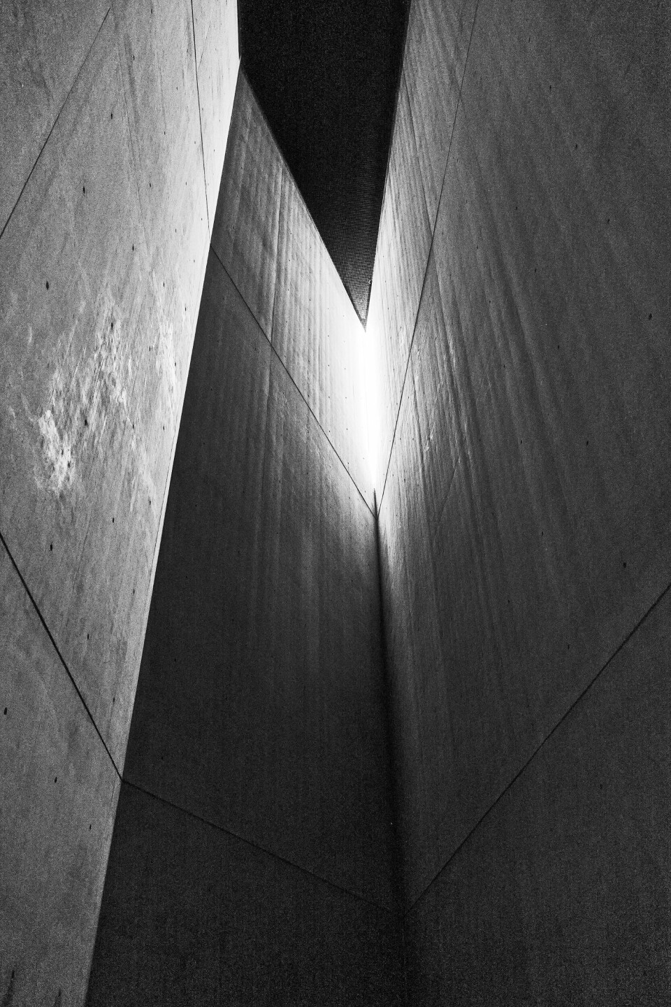 Bare et av tomrommene i Libeskinds museum er tilgjengelig for besøkende: betongtårnet som representerer Holocaust.
